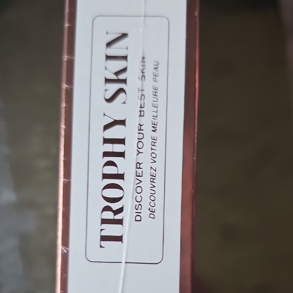 NIB Trophy Skin BrightenMD Facial Tool - Pink - Sealed - Red Light Therapy - Picture 5 of 9